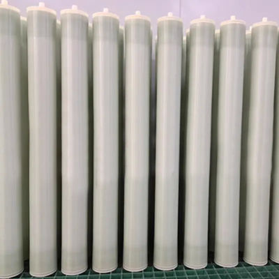Système de traitement d'eau par osmose inverse de 250 à 100 000 l/h offrant une plage de pH de 3 à 11 et un système de contrôle PLC HMI manuel/automatique assurant le traitement de l'eau