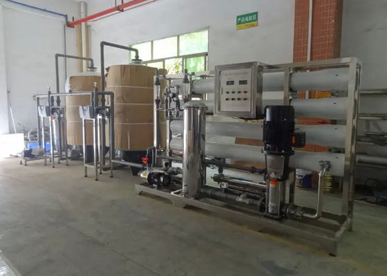 8TPH 14kW FRP Tanks RO Machine industrielle pour le traitement de l'eau potable avec indicateurs de l'état de fonctionnement