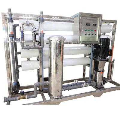 8TPH 14kW FRP Tanks RO Machine industrielle pour le traitement de l'eau potable avec indicateurs de l'état de fonctionnement