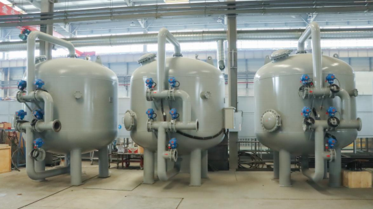 Vaisseau industriel à filtre multimédia à haute capacité de débit et conception personnalisée pour la purification de l'eau