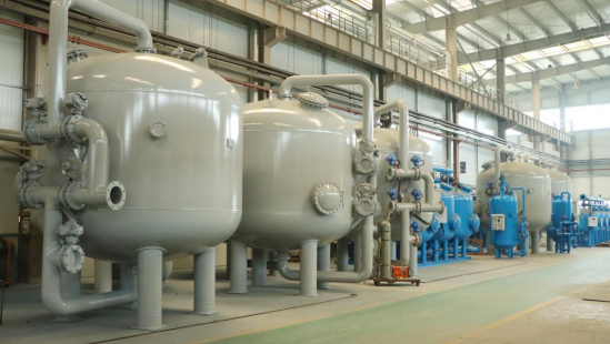 Vaisseau industriel à filtre multimédia à haute capacité de débit et conception personnalisée pour la purification de l'eau