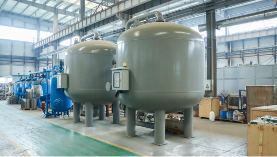 Vaisseau industriel à filtre multimédia à haute capacité de débit et conception personnalisée pour la purification de l'eau