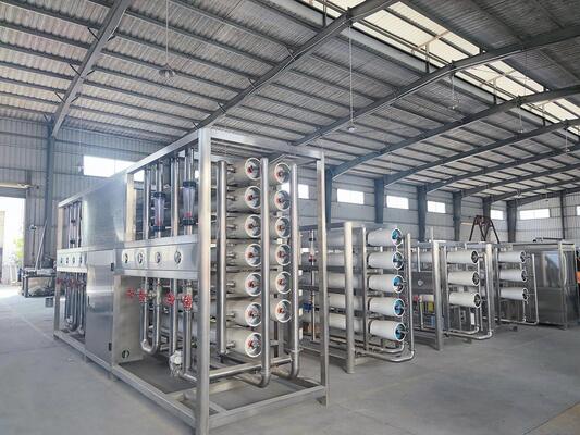 Système de purification d'eau par osmose inverse commerciale d'une capacité de 500 L/H avec 3 réservoirs de prétraitement en PRFV et une efficacité de purification élevée