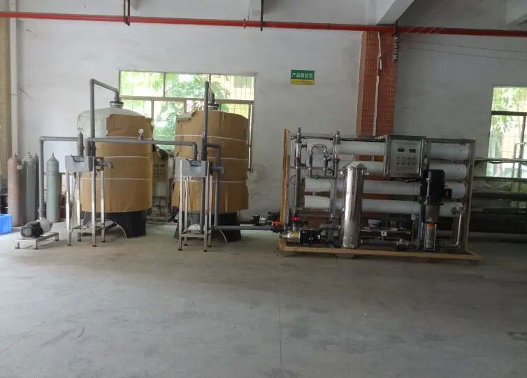 8TPH 14kW FRP Tanks RO Machine industrielle pour le traitement de l'eau potable avec indicateurs de l'état de fonctionnement