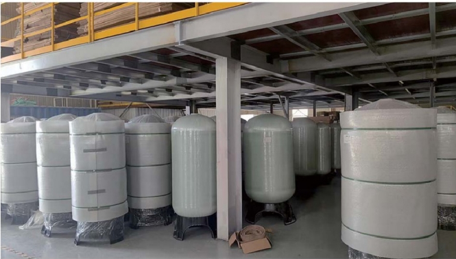 Réservoir de traitement de l'eau en PRV 1365 φ325×1650mm Filetage 2.5'' 2.0-2.5 T/H avec anticorrosion supérieure